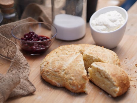 Fertige Scones mit Konfitüre