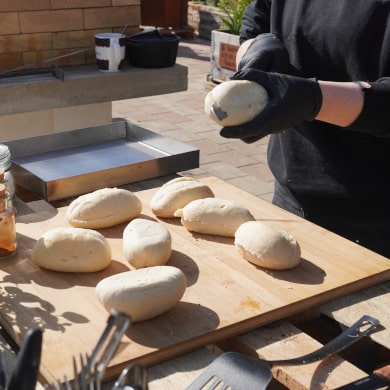 Überbackene Mettbrötchen aus dem Pizzaofen