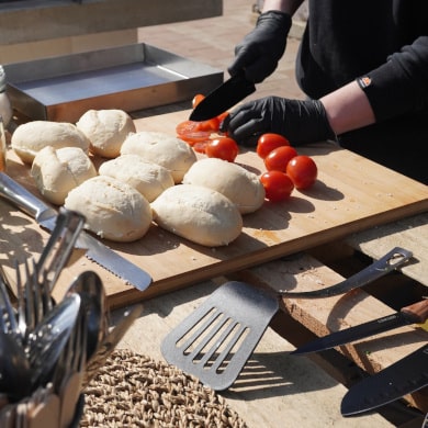 Überbackene Mettbrötchen aus dem Pizzaofen