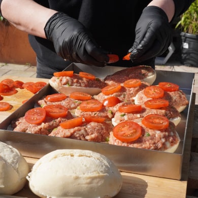 Überbackene Mettbrötchen aus dem Pizzaofen