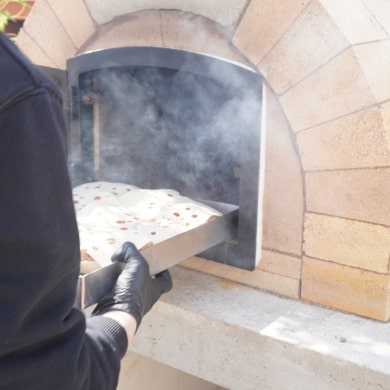 Überbackene Mettbrötchen aus dem Pizzaofen