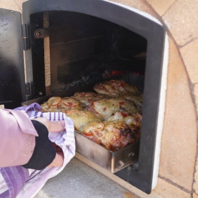 Überbackene Mettbrötchen aus dem Pizzaofen