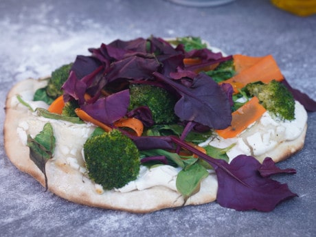 Vegane Pizza mit Gemüse und Rote Beete