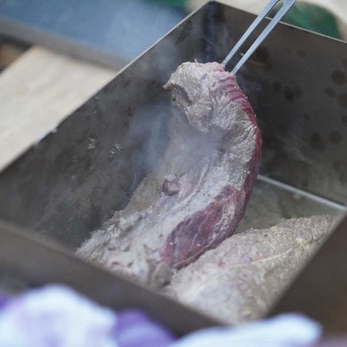 Rindfleisch im Bräter wenden