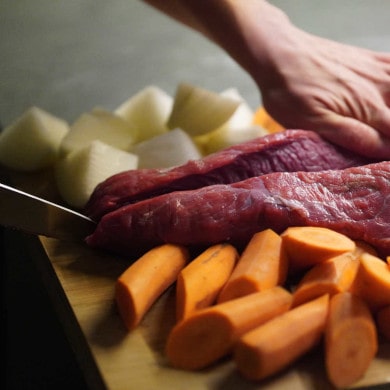 Fleisch und Gemüse schneiden