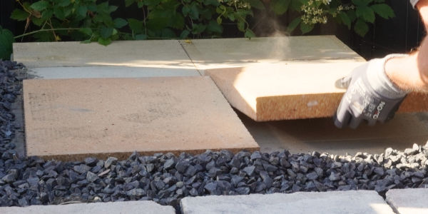 Mit Schamotteplatten die Grundfläche für Gartengrill bauen