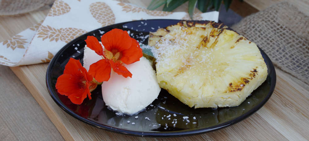 Pizzaofen-Rezept: Gegrillte Ananas mit Kokoseis