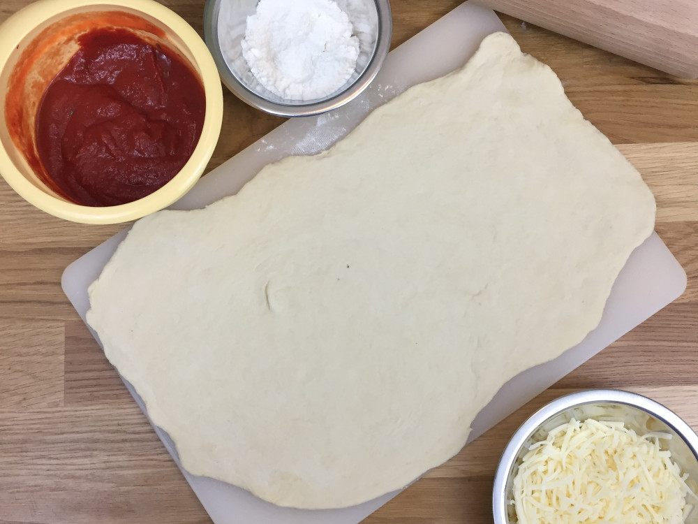 Pizza auf Pizzastein legen