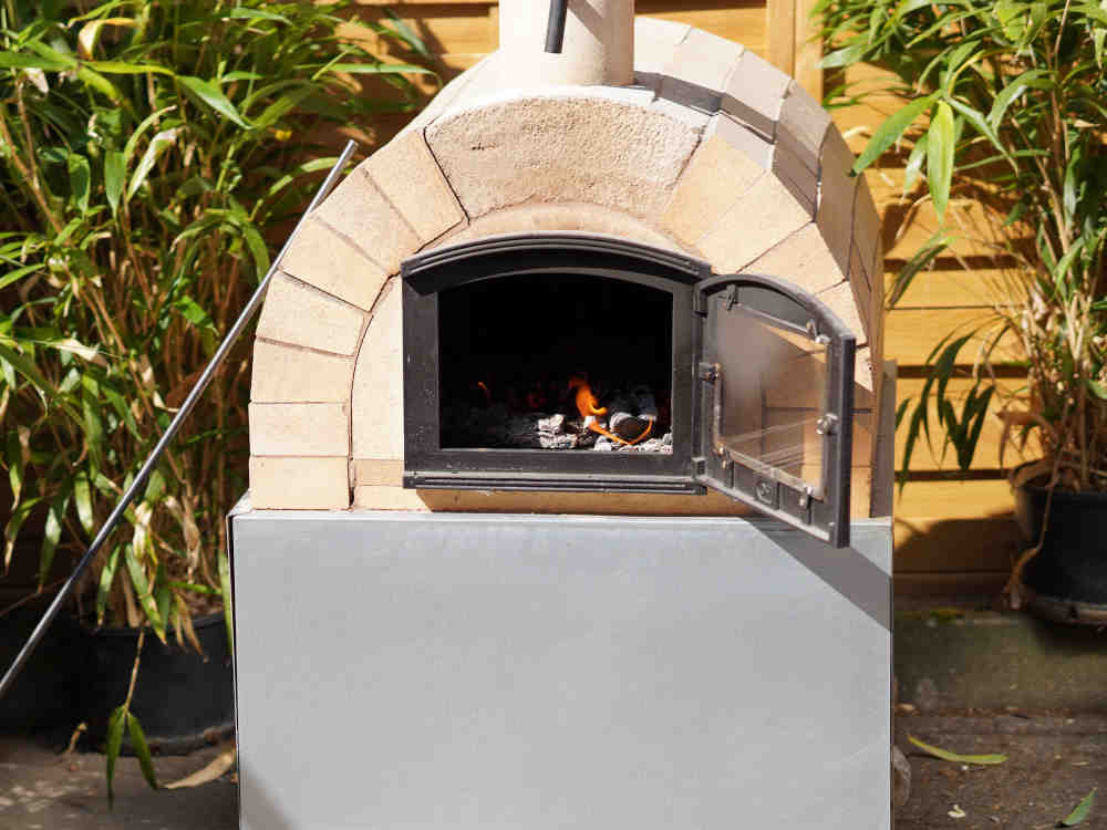Das richtige Brennholz für den Pizzaofen