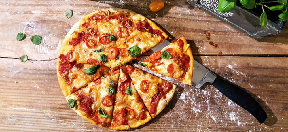 Rezept: Pizza Chorizo auf Pizzastein backen