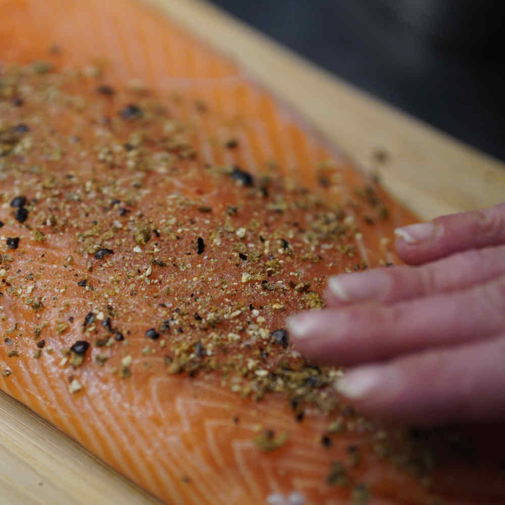 Lachs mit den Gewürzen einreiben